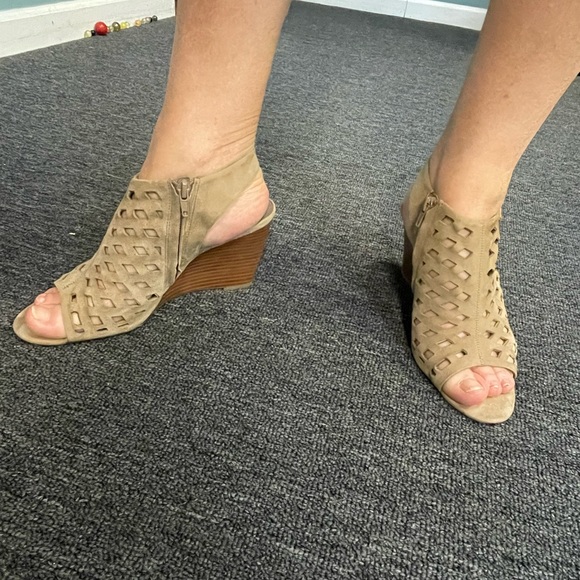 Size 8 - Picture 1 of 7